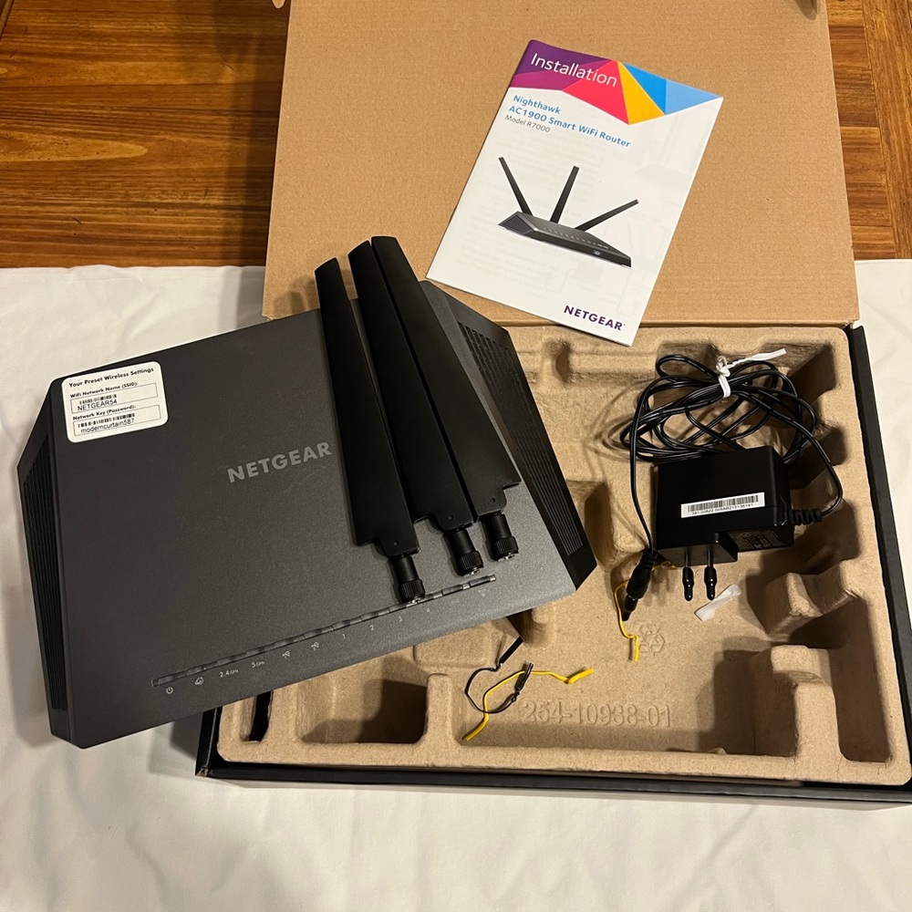 NETGEAR Nighthawk Black and Blue WiFi Router - Picture 4 of 4